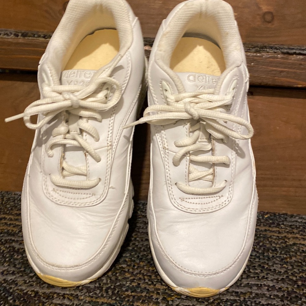 Women’s Athletic Shoe.  Size 6.5 Wide